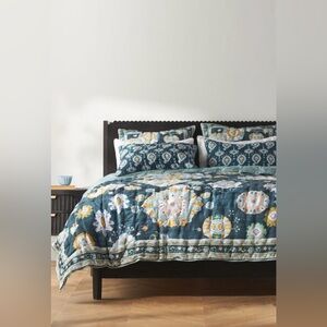 Anthropologie Avery Medallions Quilt with 2 Shams Size Queen NWT